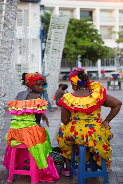 Caribische vrouwen gekleed met kleuren — Stockfoto