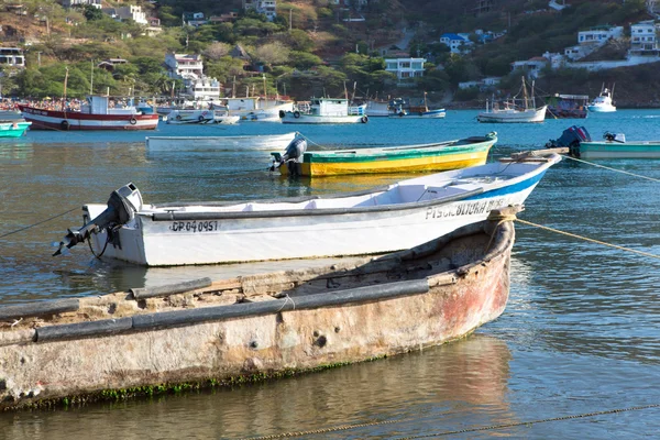 Barcos de pesca ancorados na baía de Taganga — Fotografia de Stock