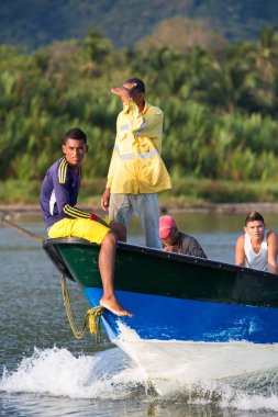 Sabahın erken saatlerinde balıkçılar colombi bir teknede