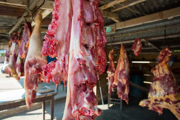 Appendere carne fuori dal macellaio — Foto Stock