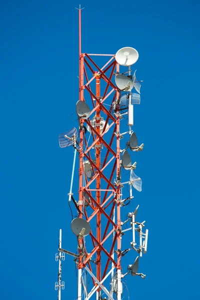Věž komunikace na pozadí modré oblohy — Stock fotografie