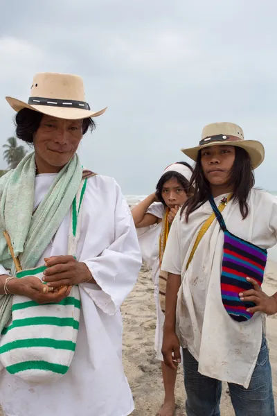 Wayuu familly 콜롬비아에서 해변에서 포즈 — 스톡 사진