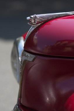 Kırmızı peugeot eski model araba ön yüzü 