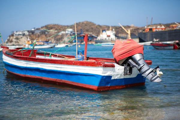 Barco en el puerto de Santa Marta en Colombia — Foto de Stock