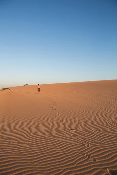 Man walking in sand dunes in La Guajira, Colombia — Stock Photo, Image