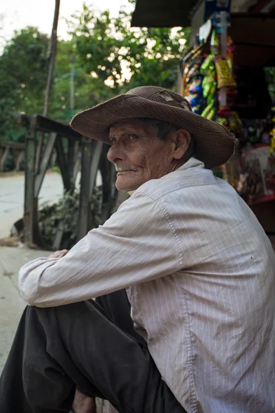 Portrét starého muže farmář s bílým medvědem v Kolumbii — Stock fotografie