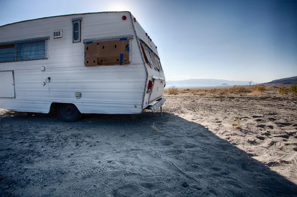 在内华达州沙漠的老式拖车 — 图库照片