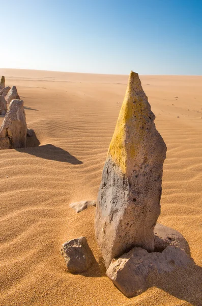 Geel geschilderd stenen staande in de woestijn van la guajira — Stockfoto