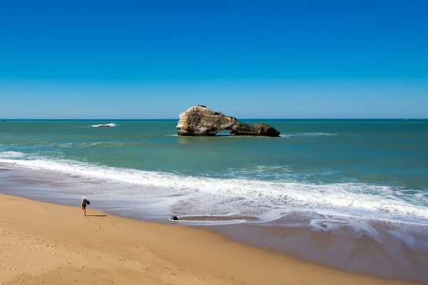 Biarritz plaży, skały i niebieski ocean, Akwitania, Francja. — Zdjęcie stockowe