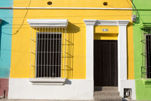 Caribische kleurrijke gebouwen in colombia — Stockfoto