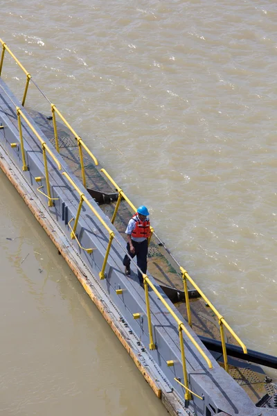 Trabalhador atravessando o canal do Panamá em Miraflores — Fotografia de Stock