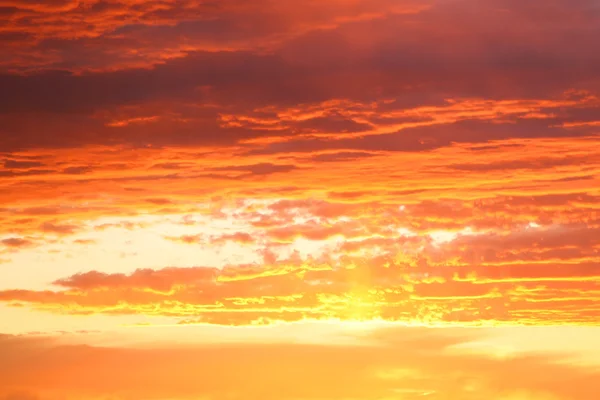 Céu laranja surreal com nuvens ao amanhecer — Fotografia de Stock