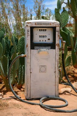 kaktüs tarafından çevrili eski ve paslı gaz istasyonu