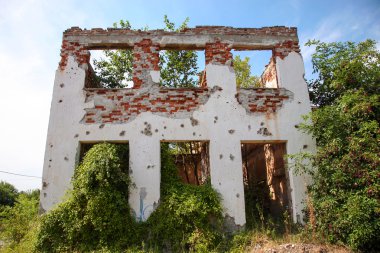 Savaş sonrası yıkılan ev.