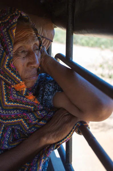 Portrait of Wayuu Indian old woman — Stock Photo, Image