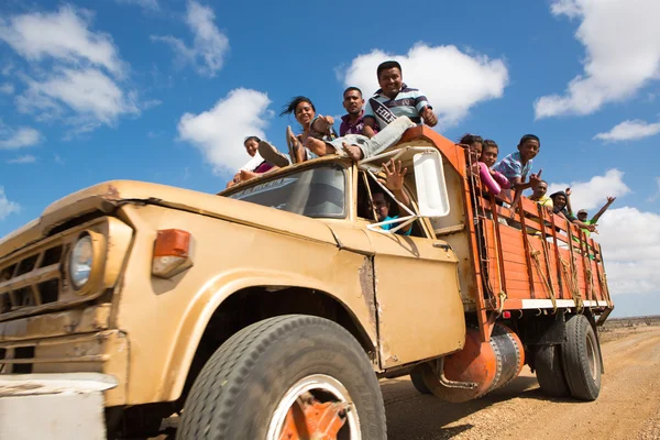 Indiase wayuu reizen op een vrachtwagen in la guajira — Stockfoto