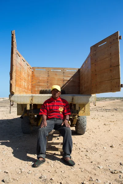 Portret wayuu man zit achter zijn truck — Stok fotoğraf