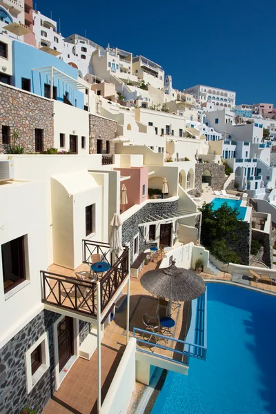 Casas tradicionais gregas brancas e piscinas — Fotografia de Stock