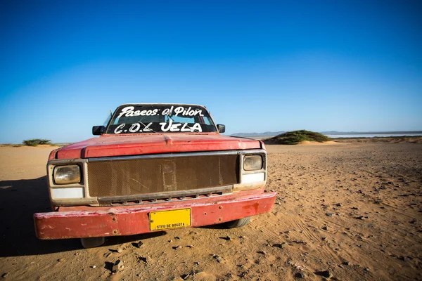 Wrak samochodu na plaży el cabo de la vela — Zdjęcie stockowe