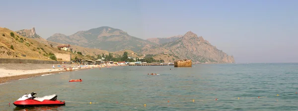 Panorama da vida na praia da Crimeia no verão — Fotografia de Stock