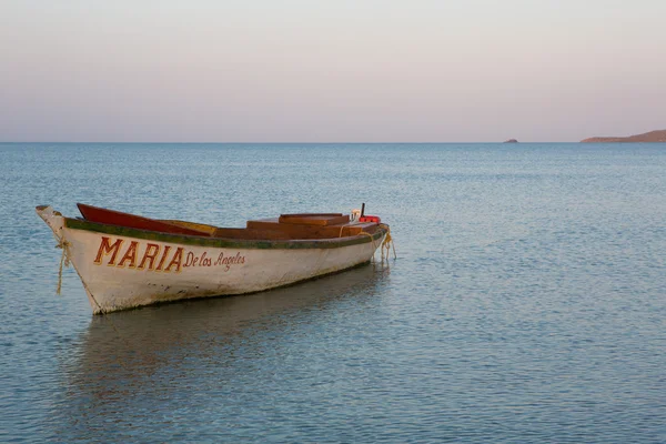 Caribische boot vroeg in de ochtend op het strand in colombia — Stockfoto