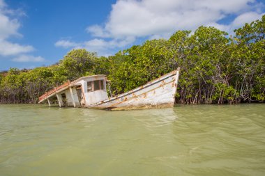 Punta gallinas içinde demirleyen küçük balıkçı teknesi