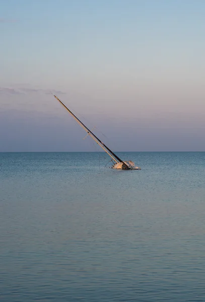 Velero a primera hora de la mañana atrapado en la marea baja en Colombia — Foto de Stock