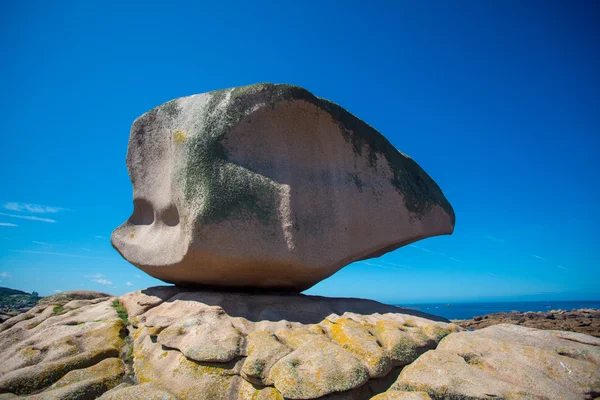 Rosa rock i Trégastel i rosa granitkusten. — Stockfoto