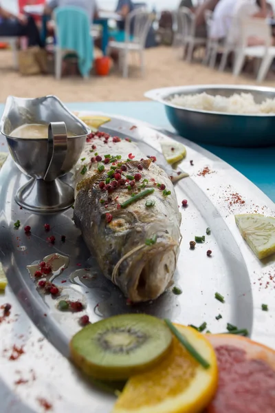 Grill pescado cocido con rodajas de limón y perejil — Foto de Stock