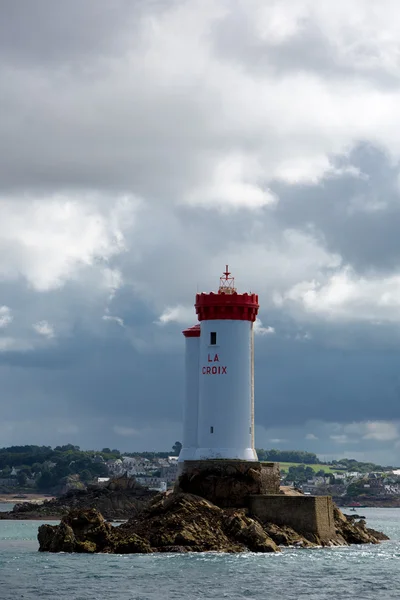 Ciel nuageux et phare de La Croix — Photo