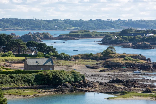 Hus och små båtar på brehat island i Bretagne — Stockfoto