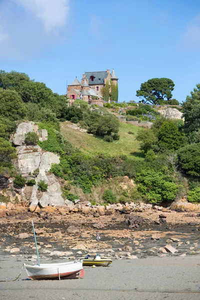 Hus och små båtar på brehat island i Bretagne — Stockfoto