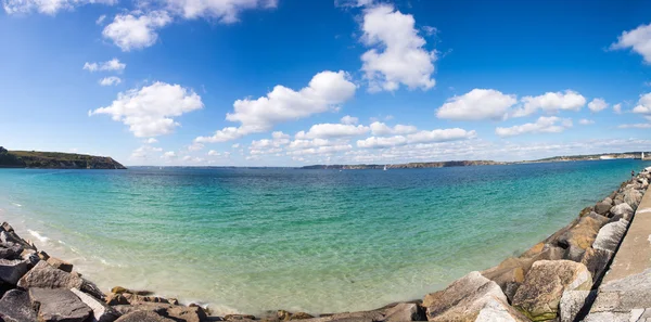 Penisola della Baia di Crozon con cielo azzurro e nuvoloso — Foto Stock