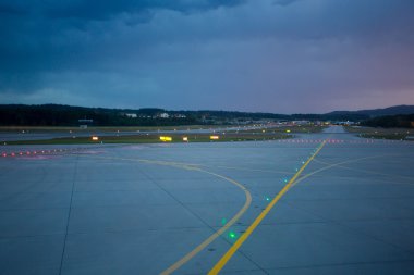 iniş ışıkları gece Havaalanı pist üzerinde 