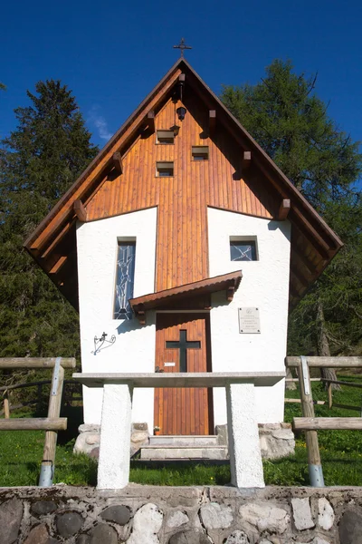 Pequena pequena igreja fofa nas Dolomitas — Fotografia de Stock