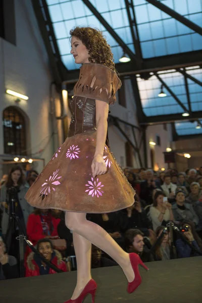 Modelo caminando con vestido de chocolate durante el desfile de moda —  Fotos de Stock