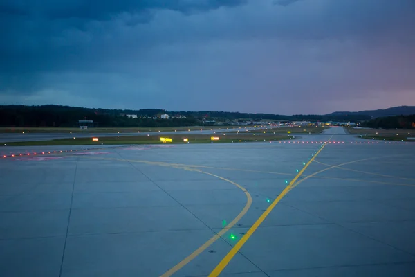 Luzes de aterragem à noite na pista do aeroporto — Fotografia de Stock