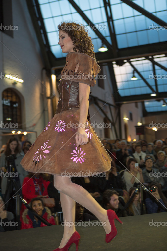 Modelo caminando con vestido de chocolate durante el desfile de moda — Foto editorial de stock © piccaya #50948321 Modelo caminando con vestido de chocolate durante el desfile de moda — Foto editorial de stock © piccaya #50948321