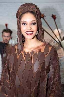 Brüksel'deki Defile sırasında chocolat modeliyle