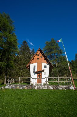 küçük şirin küçük kilise dolomites içinde