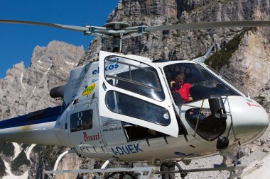 dağ kurtarma helikopteri İtalyan Alpleri'nde