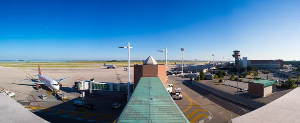 Avions stationnés au terminal passagers de l'aéroport Marco Polo — Photo