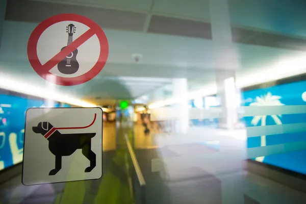 Ingen gitarr och gratis hund tillåtet tecken — Stockfoto