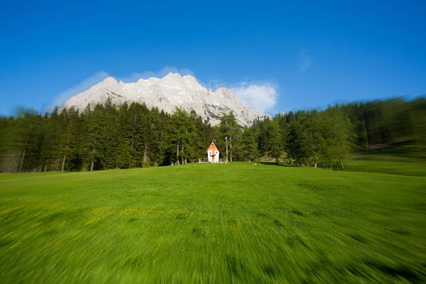 Kleine schattige kleine kerk in de Dolomieten — Stockfoto