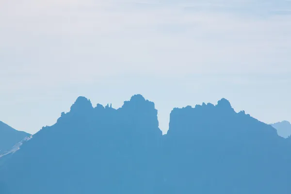 Szczyty Dolomitów, góry i niebieski horyzont wanej w — Zdjęcie stockowe