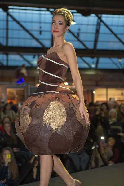 Model walking with chocolate dress during fashion show — Stock Photo, Image