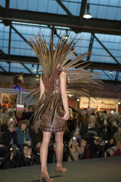 Modelo caminando con vestido de chocolate durante el desfile de moda —  Fotos de Stock