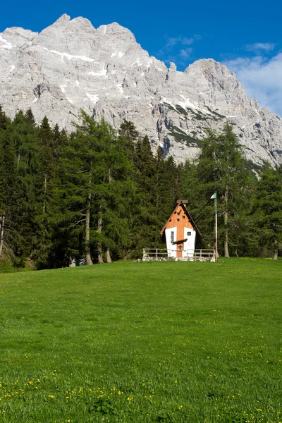 Petite petite église mignonne dans les Dolomites — Photo