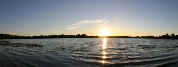 Vista panorâmica de um lago — Fotografia de Stock