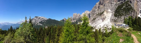 Hélicoptère de sauvetage en montagne dans les Alpes italiennes — Photo